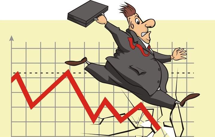 грустный трейдер смотрит на график, который идет вниз