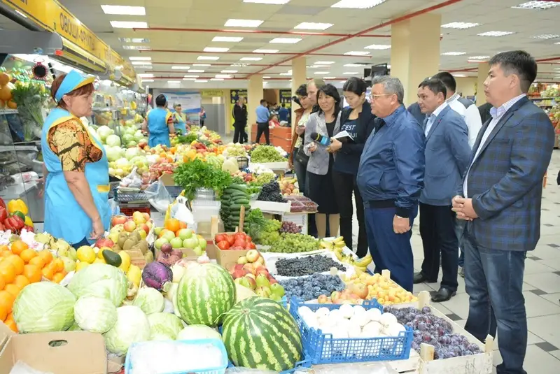 Аким Акмолинской области Сергей Кулагин посетил центральный рынок Кокшетау и лично проверил цены на товары и продукты питания.