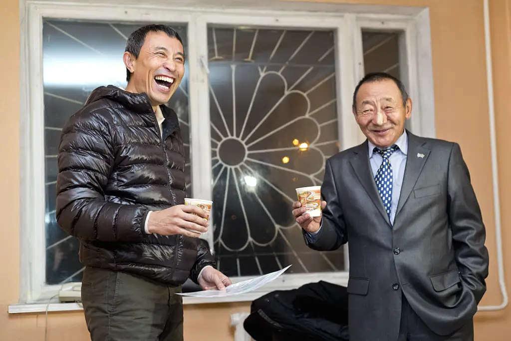 Ермек Турсунов и Ерболат Тогузаков на новоселье актера в квартире в алматинском микрорайоне "Казахфильм", которую подарили ему казахстанские бизнесмены. 24 декабря 2012 года.