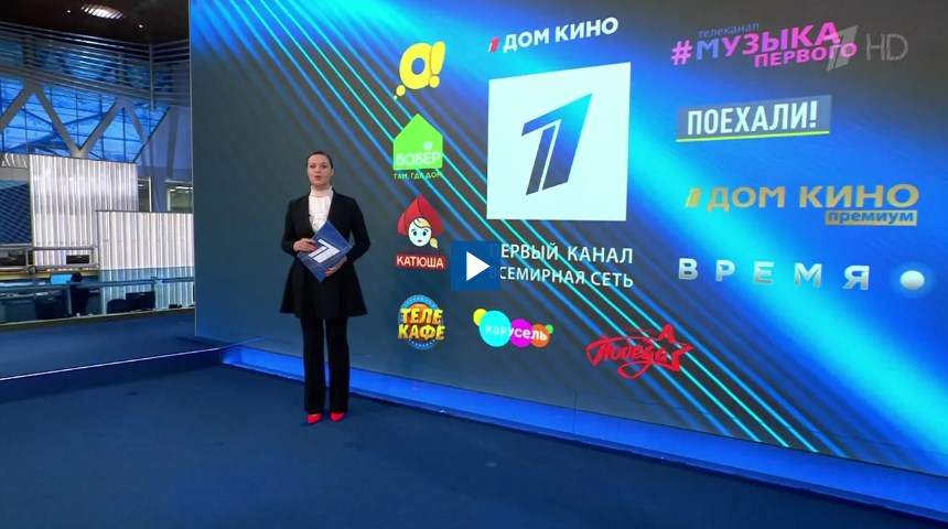 Жалаңаш жігіттер душ және киім ауыстыратын бөлме