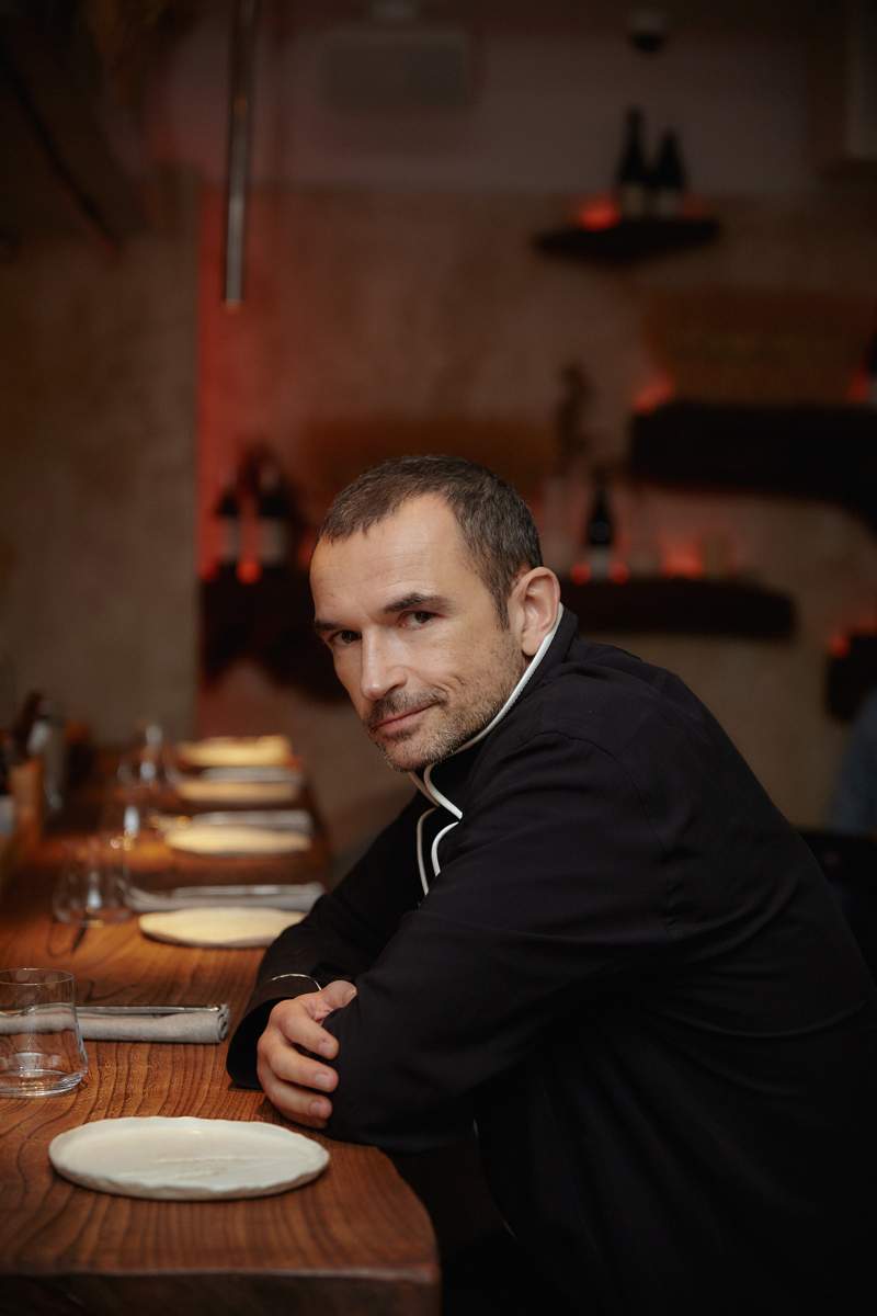 Ресторатор жека. Владелец ресторана это. Управляющий рестораном. Бренд шеф ресторана счастье. Официант.