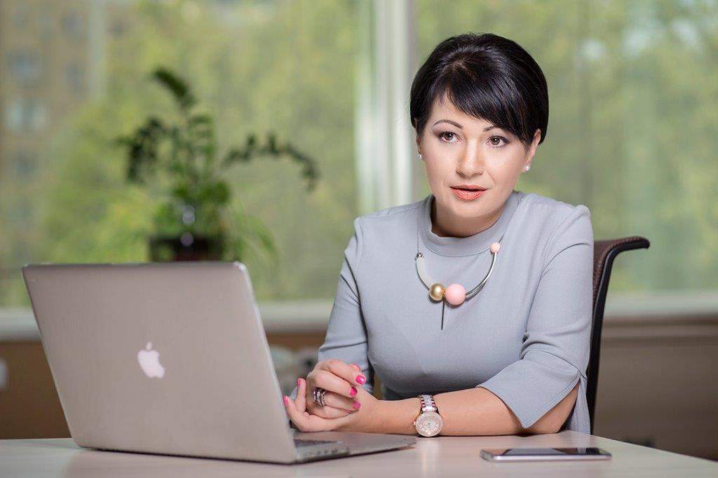 Он как руководитель отдела. Руководитель отдела. начальник отдела кадров.