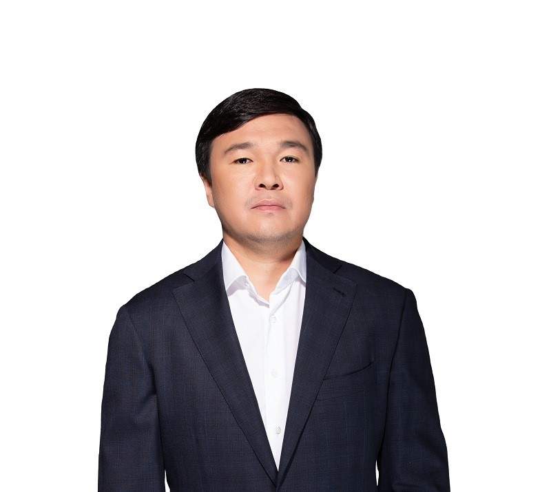 Ол жынданып, кітап оқиды. Менің әйелім свингерлік секс