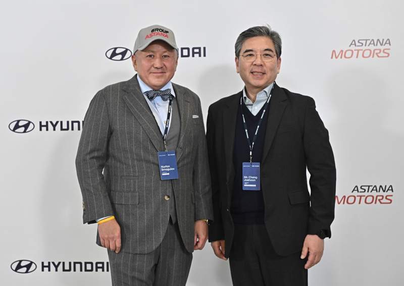 Глава «Астана Моторс» Нурлан Смагулов и президент Hyundai Motor Company Джэхун Чанг