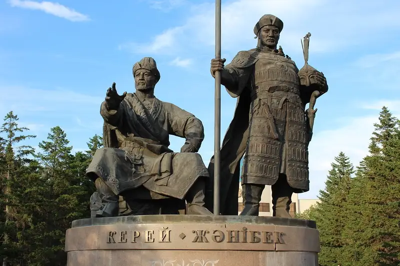 Памятник Керею и Жанибеку, основателям Казахского ханства.