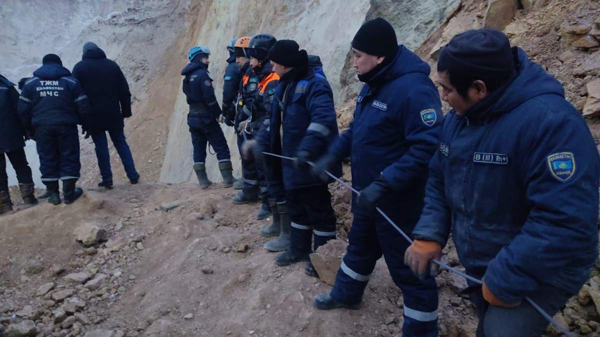 На месте обвала на «Майкаинзолото» возросла угроза для жизни спасателей