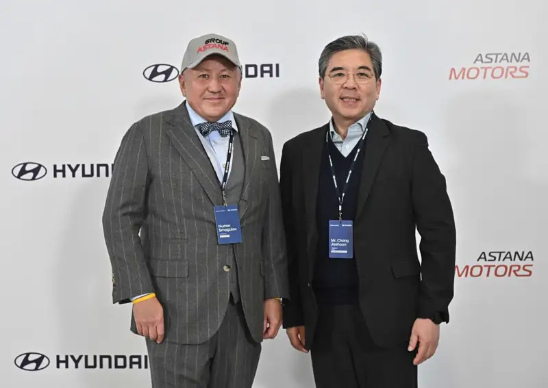 Глава «Астана Моторс» Нурлан Смагулов и президент Hyundai Motor Company Джэхун Чанг