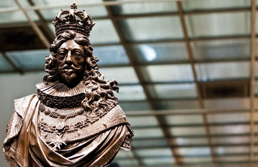Король франции Людовик XIII  работы Франческо Бордони. (Париж, Лувр, отдел скульптуры)