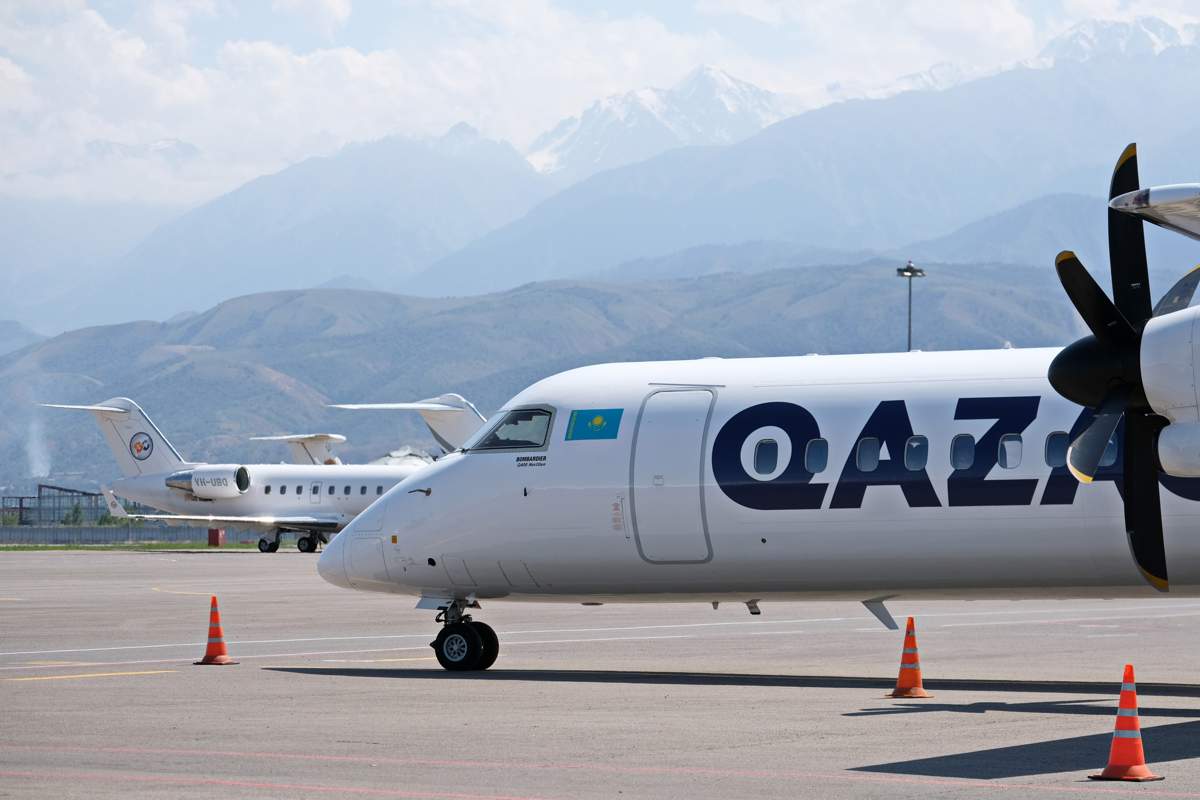 Авиакомпания qazaq. Казахстанская авиакомпания «qazaq air». qazaq air. qazaq airlines. полет восстановленного самолета.