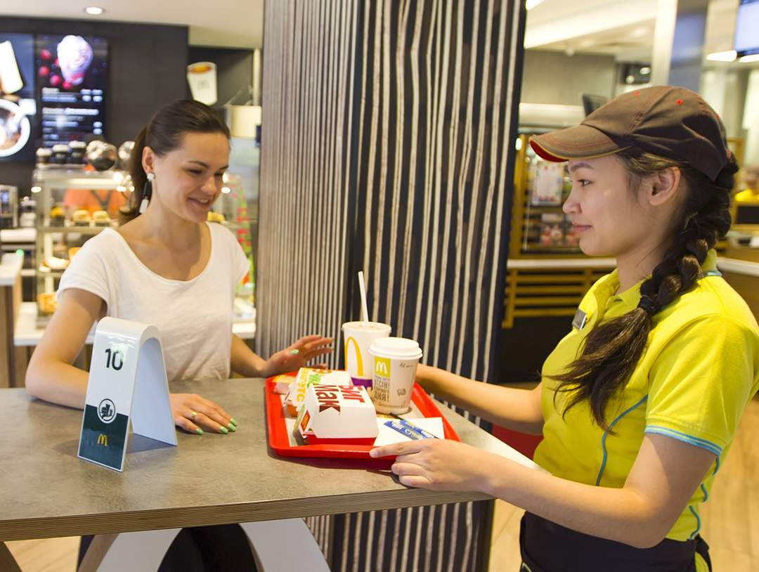 Лидер гостеприимства. Лидер гостеприимства. Новая униформа макдональдс 2020. Лидер гостеприимства. Лидер гостеприимства макдоналдс новая форма.