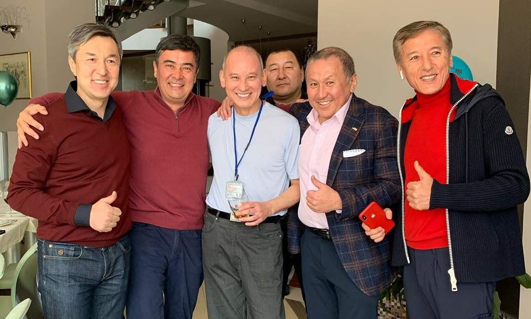 Жалаңаш хоккейшілер душта Жалаңаш хоккейшілер душта