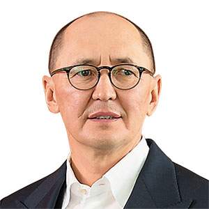 Қыз жігітті тексеріп жатыр