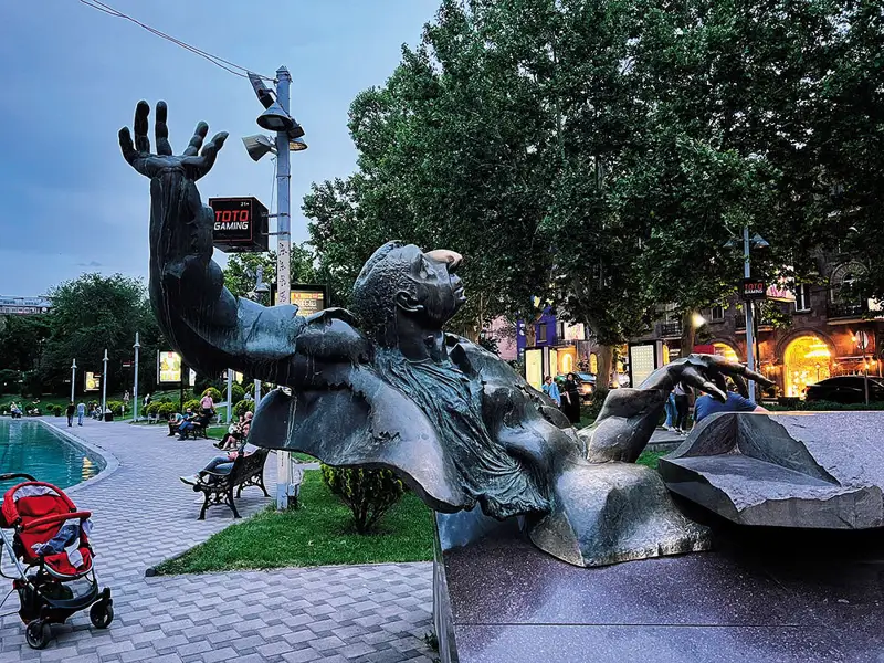Памятник композитору Арно Бабаджаняну