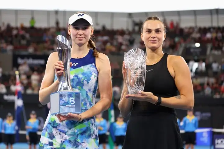 В финале турнира Brisbane International в австралийском Брисбене Елена Рыбакина (слева) победила Арину Соболенко