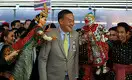 Премьер Таиланда встретил первых туристов Казахстана и Китая, для которых отменили визу