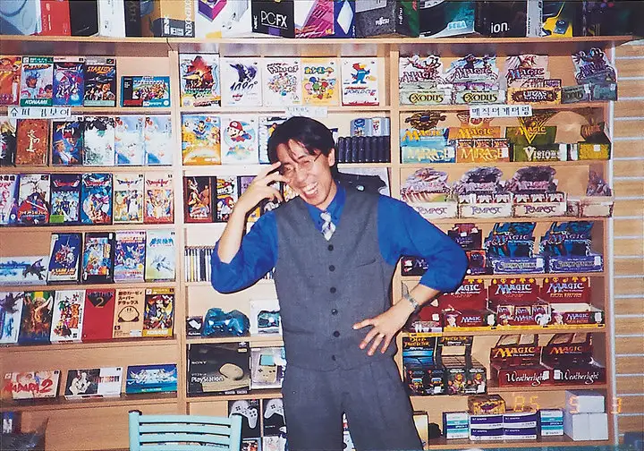 Шкурный интерес: Ким Чон Ун в магазине Game Paradise в Сеуле задолго до эры масок для лица, 1993
