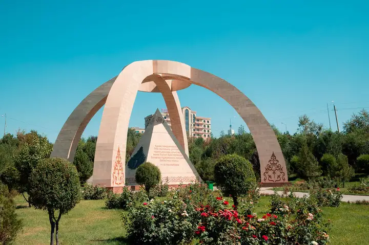 Памятник в честь 550-летия Казахского ханства 