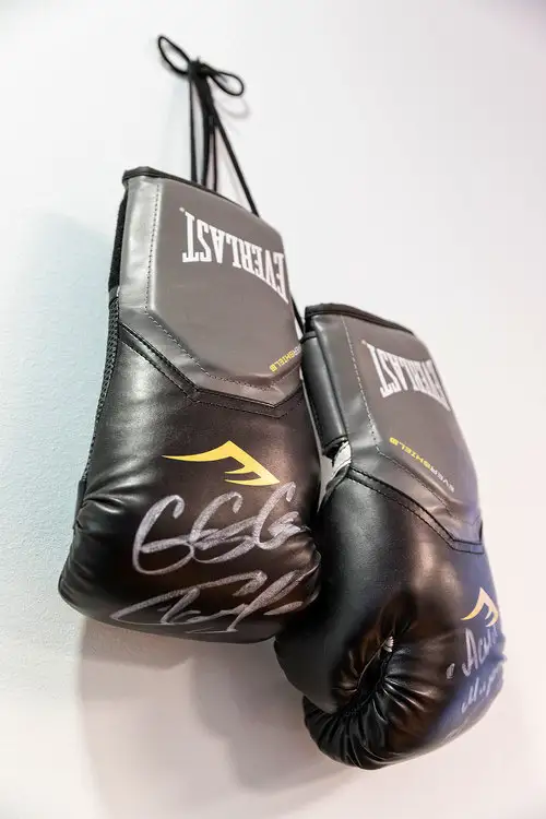 Перчатки звезды профессионального бокса Геннадия Головкина с автографом чемпиона – еще один трофей с благотворительного аукциона