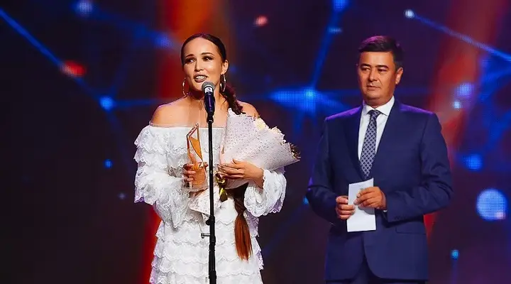 Лучшая исполнительница Камшат Жолдыбаева и директор телеканала MuzZone Арманжан Байтасов