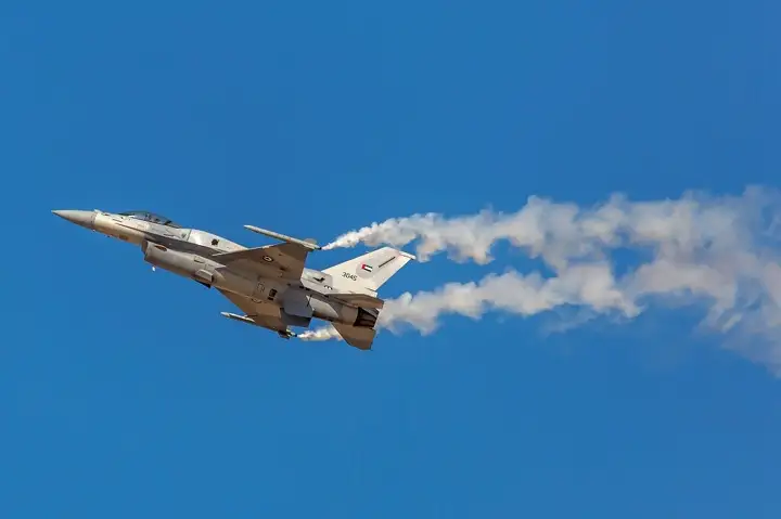 Сольный пилотаж от F-16E Fighting Falcon от ВВС ОАЭ