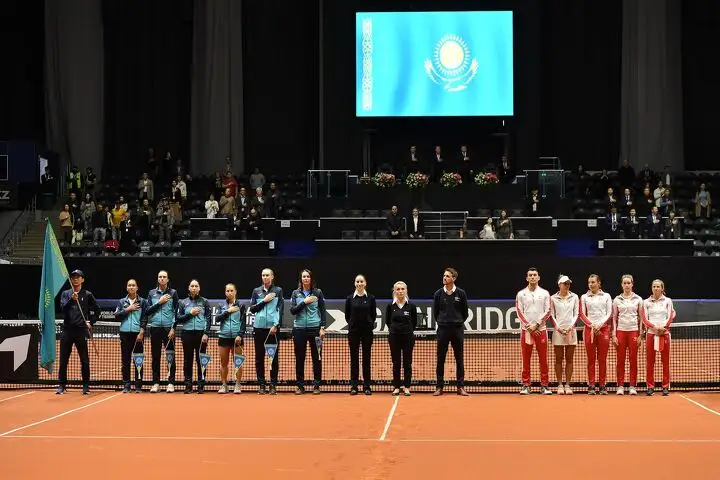 Торжественная церемония открытия матча: звучит гимн Казахстана