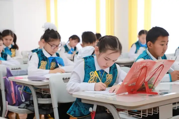 Кабинет начальных классов в многопрофильной казахской школе-гимназии в Абайской области.