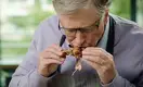 Билл Гейтс показал, как впервые в жизни приготовил курицу