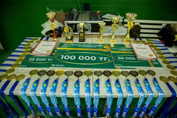 Награды победителям и призёрам I чемпионата Казахстана по паралимпийскому теннису (теннису на колясках): кубки, медали, дипломы и денежные сертификаты Награды победителям и призёрам I чемпионата Казахстана по паралимпийскому теннису (теннису на колясках): кубки, медали, дипломы и денежные сертификаты