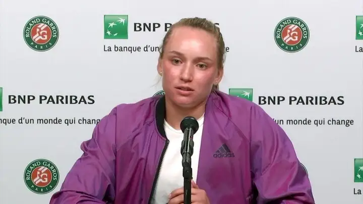Елена Рыбакина на пресс-конференции, в ходе которой она объявила, что снимается с Открытого чемпионата Франции-2023