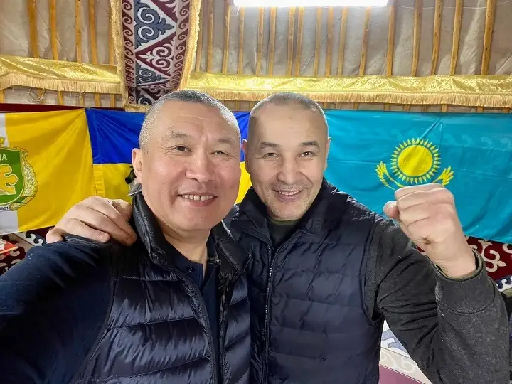 Алтынбек Мустапаев и Николай Акижанов - ответственный за юрты несокрушимости в Буче