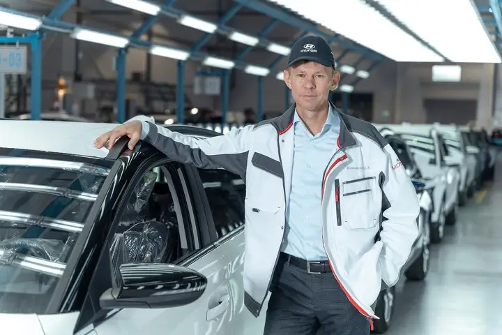 Денис Коломацкий на заводе Hyundai Trans Kazakhstan, 23 августа 2022 года
