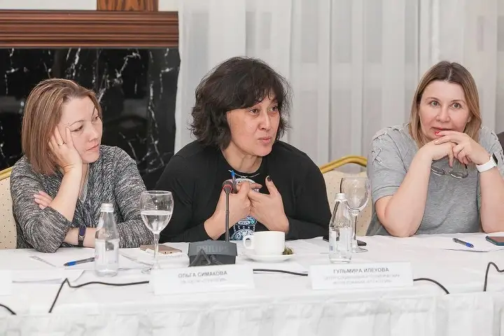Гульмира Илеуова (в центре)