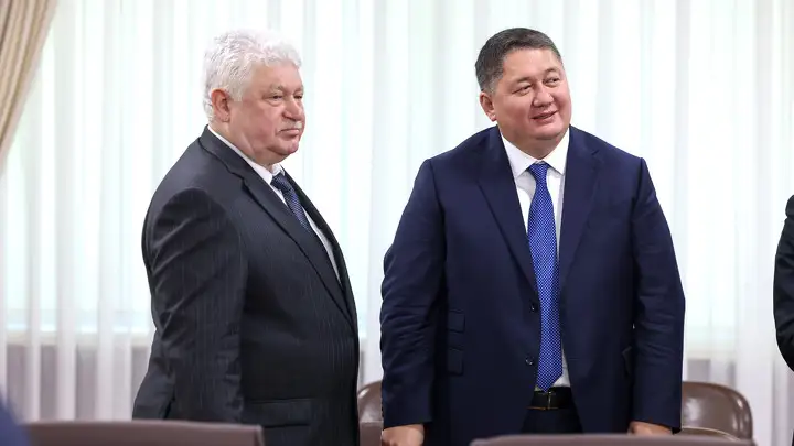 Президент Scat Владимир Денисов (слева) и председатель КГА Талгат Ластаев