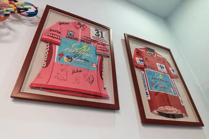 Веломайки, в том числе – майка лидера команды «Астана» Фабио Ару в честь победы на Джиро д’Италия. Приобретена на благотворительном аукционе в рамках Burabike-2017