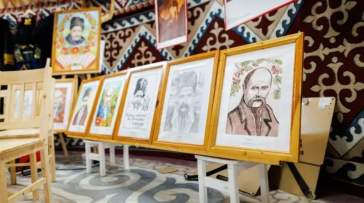 Выставка рисунков в юрте