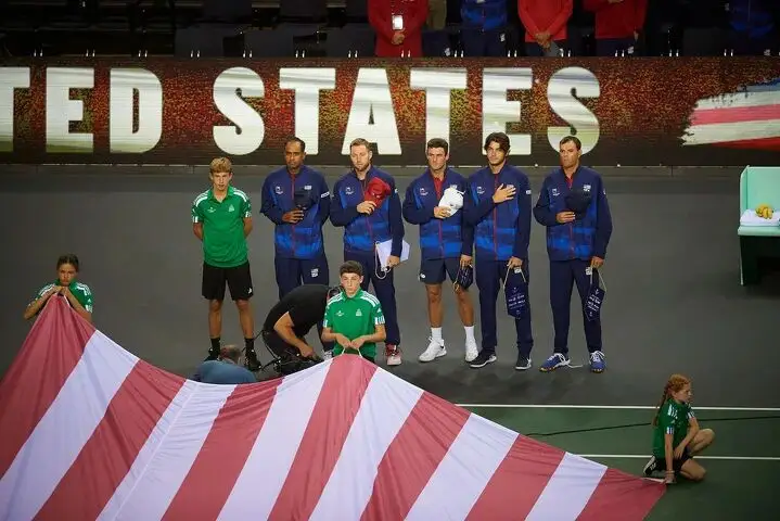 Сборная США перед матчем со сборной Великобритании (слева направо): Р. Рам, Дж. Сок, Т. Пол, Т. Фриц, Б. Брайан (капитан)