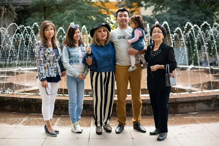 В Алматы в кругу родных - с мамой, сыном, внучкой, снохой и сестрой (справа налево)