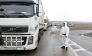 На границе с Россией — километровые очереди из грузовых фур. Казахстан запретил вывоз продуктов