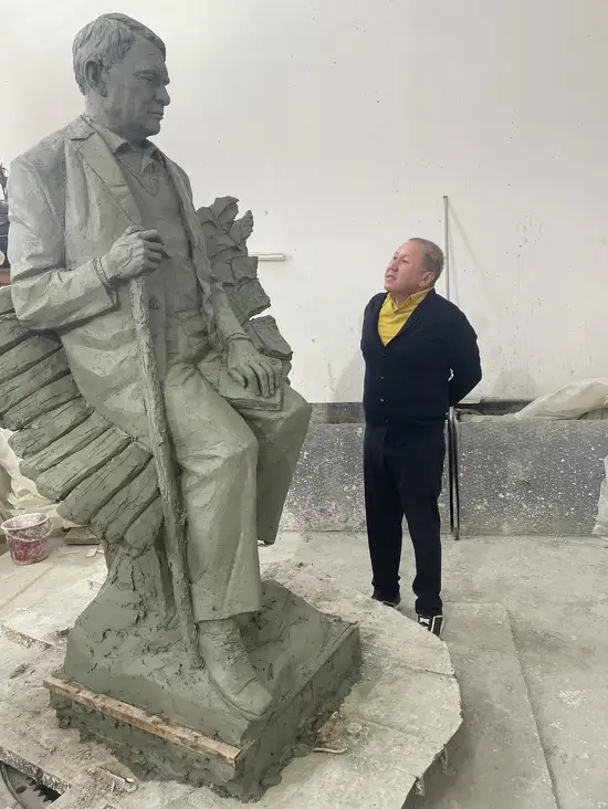 Нурлан Смагулов с будущим памятником Герольду Бельгеру