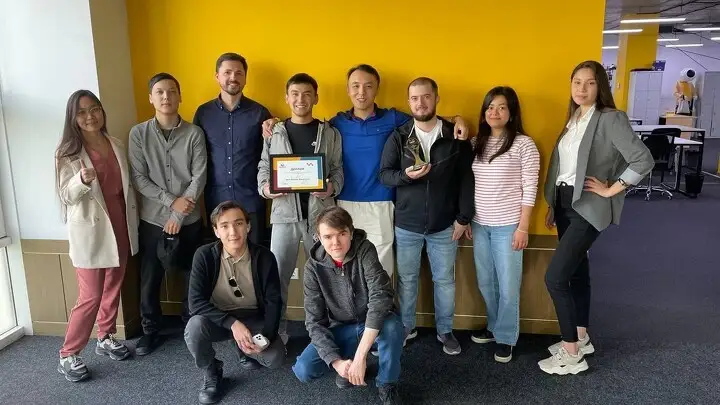 Команда приложения «Мой Beeline» с дипломом Ассоциации казахстанского интернет-бизнеса и мобильной коммерции и компании Intervale