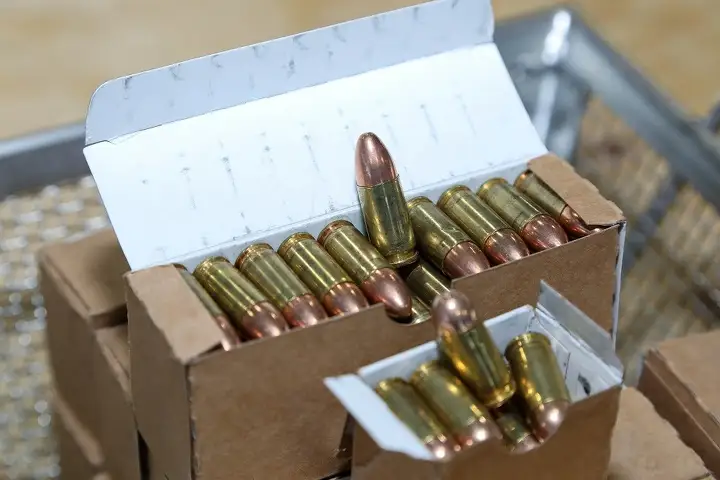 Вот так пистолетные патроны выглядят в пачках. Патроны калибра 9х19 мм Luger в упаковках на 50 штук, 9х18 мм ПМ - в упаковках на 20 штук