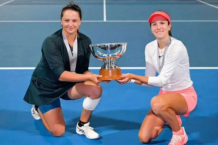 Анна Данилина (справа) и словачка Виктория Хрунчакова – победительницы турнира ASB Tennis Classic в новозеландском Окленде