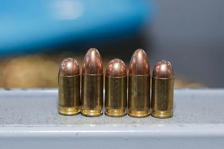 Готовые патроны калибров 9х18 ПМ и 9х19 мм Luger. Здесь разница видна еще больше