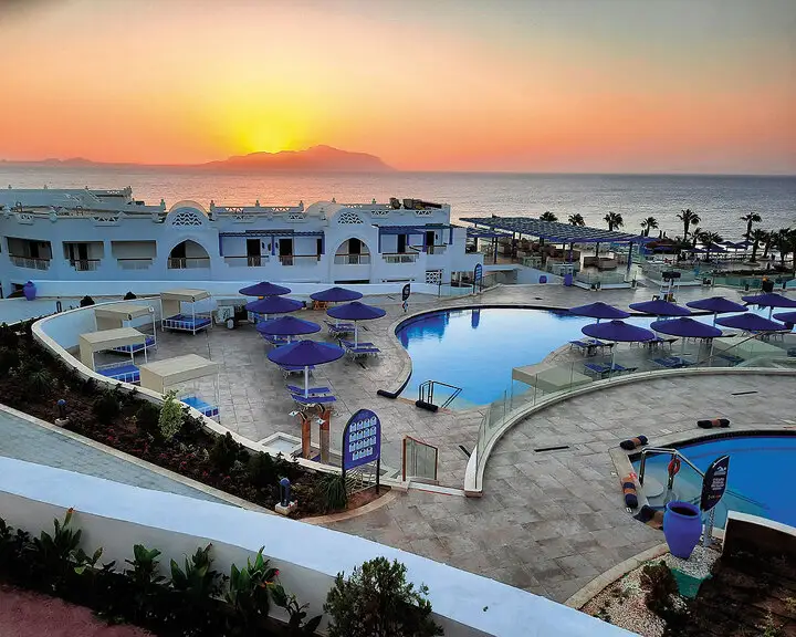 Отель в Шарм-эль-Шейхе на рассвете с видом на остров Тиран