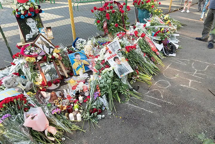 Июль 2018, люди несут цветы к месту убийства Дениса Тена