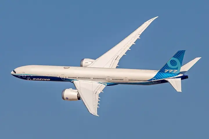 Красивый пилотаж показывает Boeing-777X