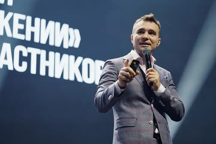 Основатель форума недвижимости «Движение» Илья Пискулин выступает на мероприятии в Сочи