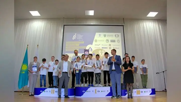 Церемония награждения победителей и призёров чемпионата Казахстана среди школьных команд в возрастной категории до 12 лет