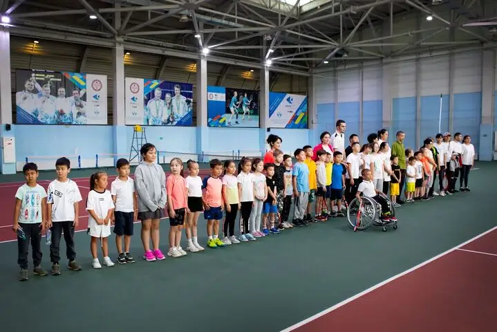 Участники Открытого кубка Алматы по инклюзивному теннису «Красный мяч»