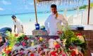 Как казахстанец кормит туристов на Мальдивах